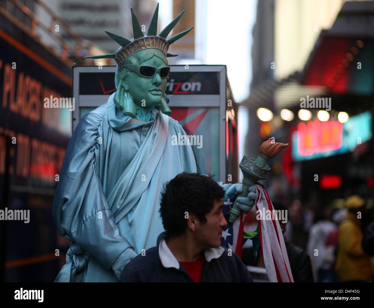 Ein Tourist stellt mit einem Mann, gekleidet wie die Statue of Liberty zeitweise Square in Manhattan, New York, USA, 15. Mai 2008. Foto: Kay Nietfeld Stockfoto