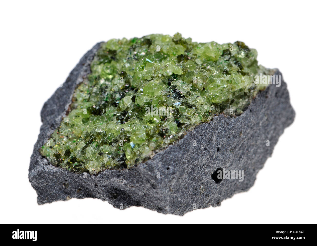 Peridot (mit einigen dunkleren Olivin-Kristalle) auf einer Matrix aus Basalt, aus Arizona Stockfoto