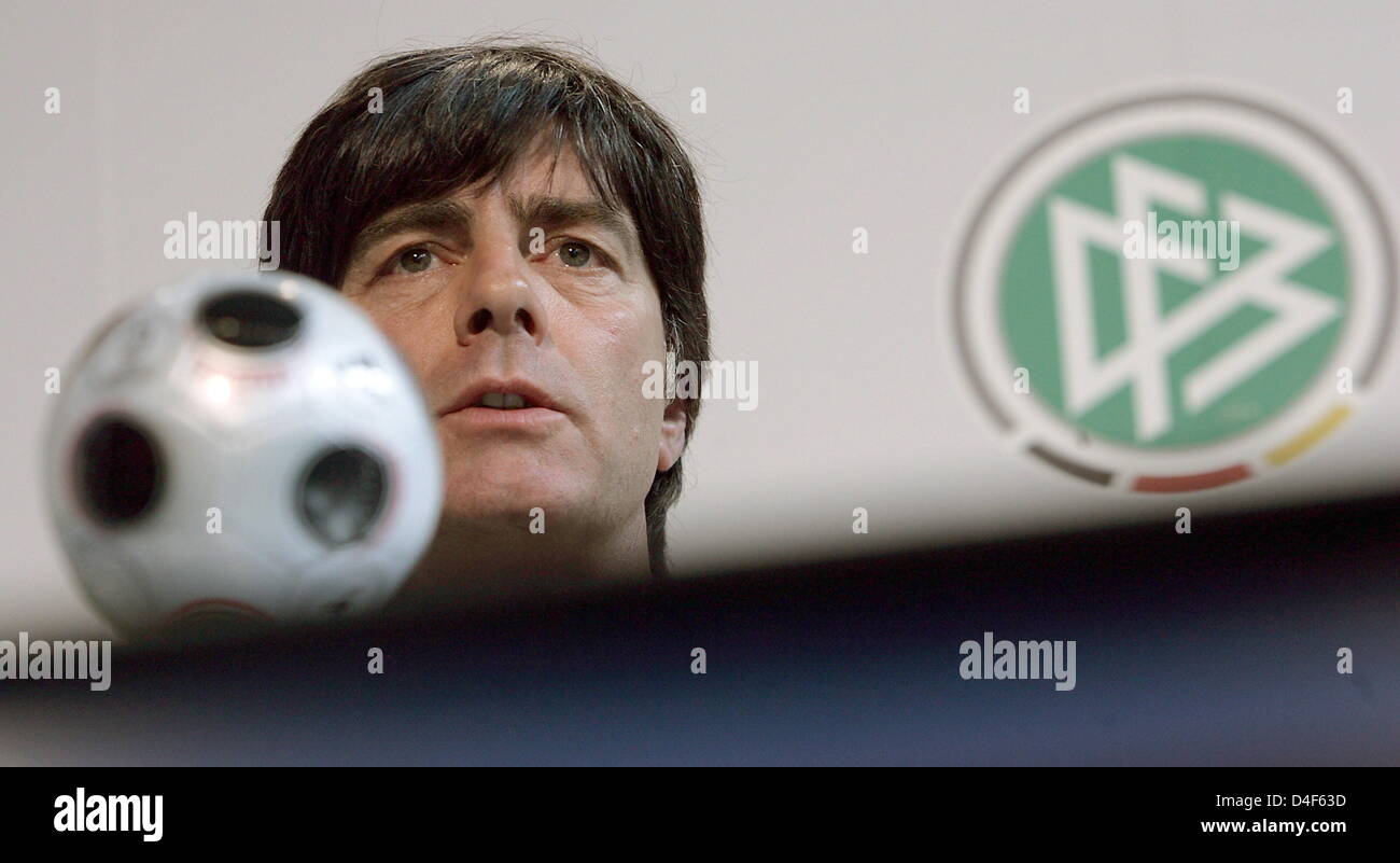 Deutschlands Trainer Joachim Löw spricht mit den Medien im Rahmen einer Pressekonferenz des deutschen Fußball-Nationalmannschaft in Tenero in der Nähe von Locarno, Schweiz, 13. Juni 2008. Foto: Oliver Berg Dpa +++ ### #dpa### +++ Stockfoto