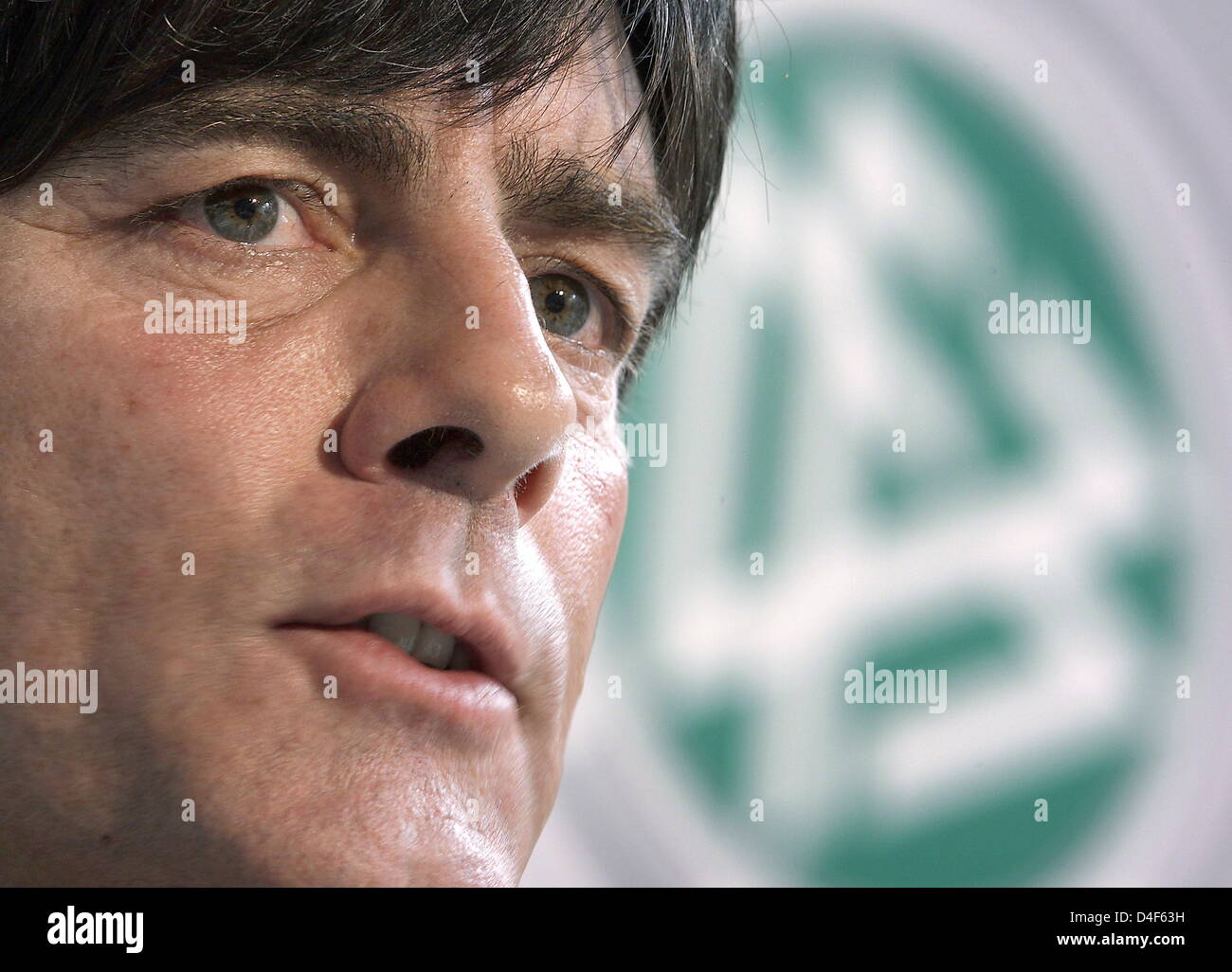 Deutschlands Trainer Joachim Löw spricht mit den Medien im Rahmen einer Pressekonferenz des deutschen Fußball-Nationalmannschaft in Tenero in der Nähe von Locarno, Schweiz, 13. Juni 2008. Foto: Oliver Berg Dpa +++ ### #dpa### +++ Stockfoto