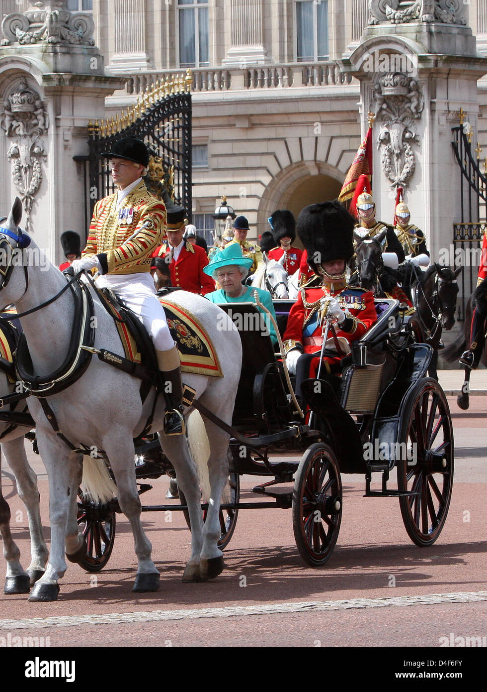 Königin Elizabeth II und der Duke of Edinburgh (C) sind bei den 2008 Trooping der Farbe-Parade in London, Vereinigtes Königreich, 14. Juni 2008 abgebildet. Der Umzug erfolgt traditionell durch Regimenter des Commonwealth und der britischen Armee zum Geburtstag der Queen zu feiern. Foto: Albert Nieboer (Niederlande) Stockfoto