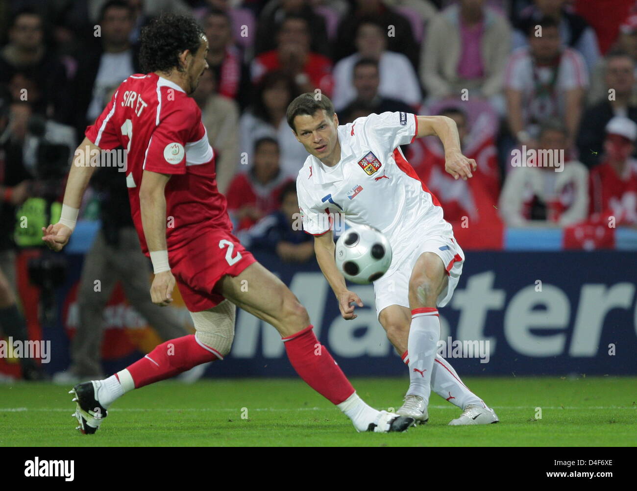 Mehmet Aurelio (L) der Türkei wetteifert mit Libor Sionko der Tschechischen Republik während der UEFA EURO 2008-Gruppe eine vorläufige Vorrundenspiel zwischen der Türkei und Tschechien im Stadion Stade de Genève in Genf, 15. Juni 2008. Foto: Ronald Wittek Dpa + Bitte beachten Sie die UEFA Einschränkungen besonders im Hinblick auf Dia-Shows und "No Mobile Services" + +++(c) Dpa - Bildfunk +++ Stockfoto