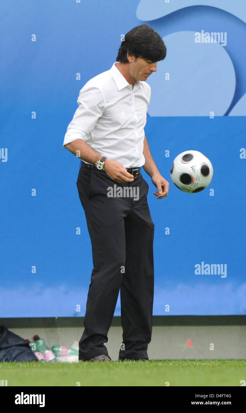 Deutschlands Bundestrainer Joachim Loew während der UEFA EURO 2008-Gruppe B vorläufige Vorrundenspiel zwischen Kroatien und Deutschland im Wörthersee Stadion in Klagenfurt, Österreich, 12. Juni 2008. Kroatien 2: 1 gewonnen. Foto: Achim Scheidemann + Bitte beachten Sie die UEFA Einschränkungen besonders in Bezug auf Dia-Shows und "No Mobile Services" +++ ### #dpa### +++ Stockfoto