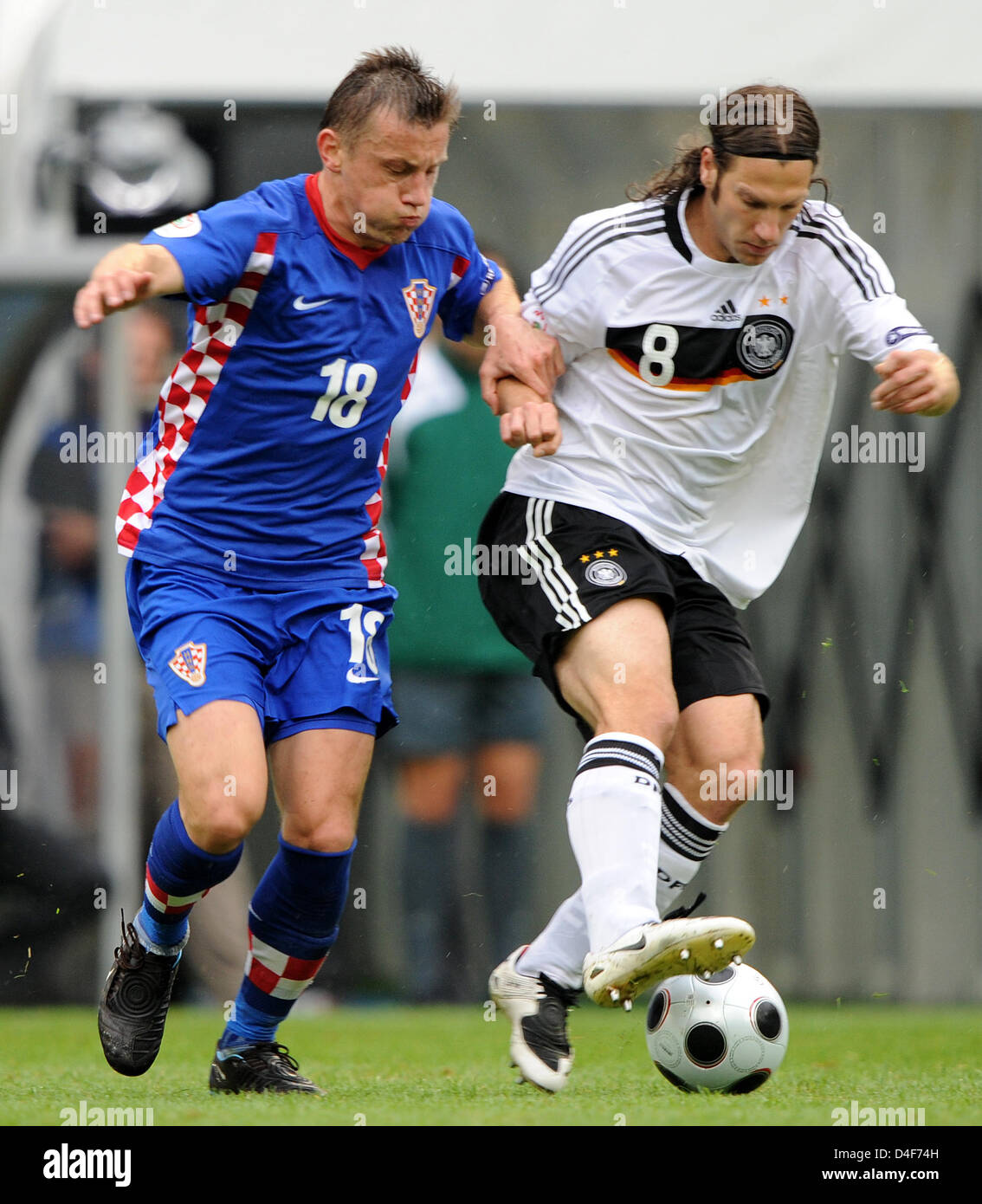 Deutsch-Torsten Frings (R) wetteifert mit Ivica Olic Kroatien während der UEFA EURO 2008-Gruppe B vorläufige Vorrundenspiel zwischen Kroatien und Deutschland im Wörthersee Stadion in Klagenfurt, Österreich, 12. Juni 2008. Kroatien 2: 1 gewonnen. Foto: Achim Scheidemann Dpa + Bitte beachten Sie die UEFA Einschränkungen besonders in Bezug auf Dia-Shows und "No Mobile Services" + +++ ### #dpa### +++ Stockfoto