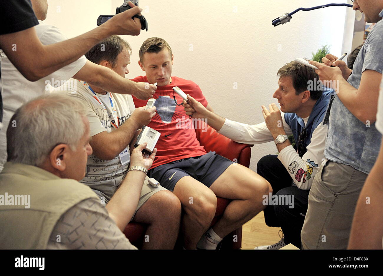 Kroatische vorwärts Ivica Olic spricht am 18. Juni 2008 im österreichischen Bad Tatzmannsdorf drücken. Kroatien spielt Türkei im Viertel-Finale am 20. Juni in Wien auf. Foto: Achim Scheidemann Dpa +++ ### #dpa### +++ Stockfoto