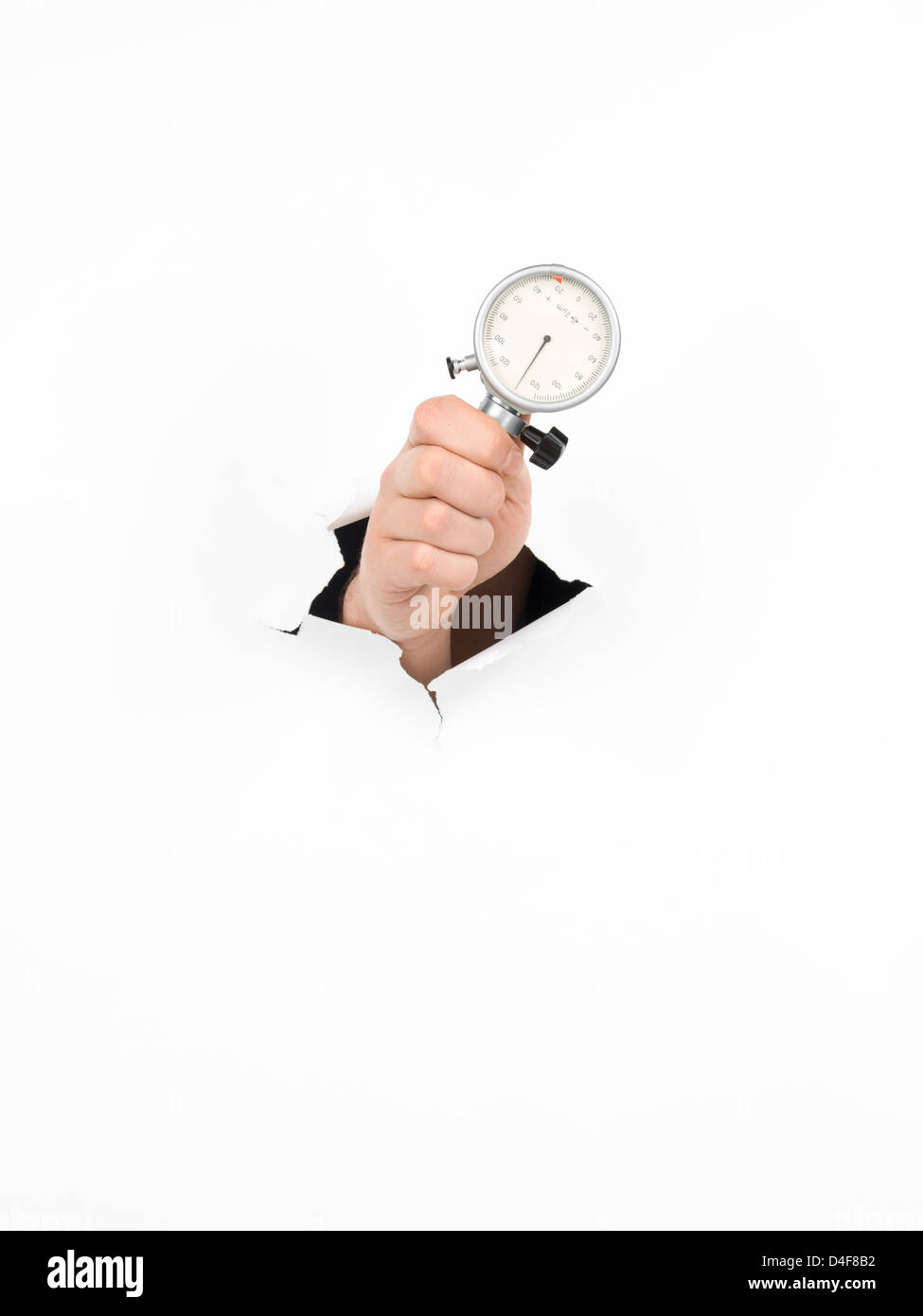 Nahaufnahme der männliche Hand, die eine Anzeige Uhr durch ein zerrissenes White Paper, isoliert Stockfoto