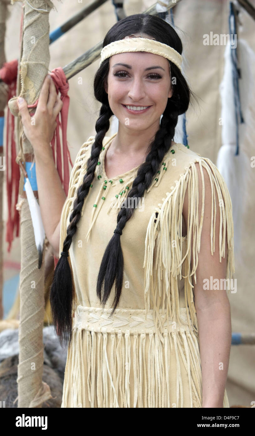 Maike von Bremen als Ribana probt eine Szene von "Winnetou und Old Firehand" Karl kann Festival 2008 in Bad Segeberg, Deutschland, 20. Juni 2008. Das Spiel mit mehr als 80 Akteure und 25 Pferde wird vom 28. Juni bis 07 September ausgetragen. Foto: ULRICH PERREY Stockfoto