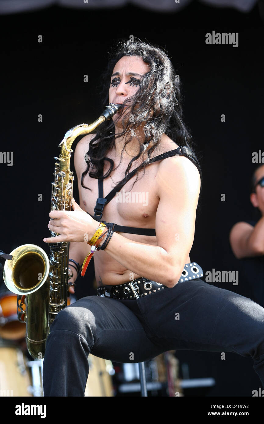 Saxophonist und Sänger Missael Oseguera der Band führt "Panteon Rococo" an der "Southside" Music Festival 2008 in Neuhausen Ob Eck, Deutschland, 20. Juni 2008. Beginn des open Air-Festival bei strahlendem Sonnenschein zog 45.000 Besucher an. Die Stile der Musik reicht von Reggae, Hip-hop und Punk. Das Festival wird bis zum 22. Juni 2008 in Neunhausen Ob Eck stattfinden. Foto: Marc Mu Stockfoto