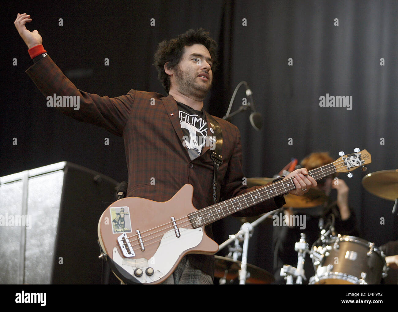 Vorne Mann Fat Mike kalifornischen Punkrock-Band, die "NoFX" beim Hurricane Open Air Festival in Scheeßel, Deutschland, 20. Juni 2008 führt. Mehr als 60 Bands führen verschiedene Arten von Musik wie Rock, pop und Elektro Musik für drei Tage auf drei Bühnen. Rund 70.000 Besucher werden erwartet. Foto: Sebastian Widmann Stockfoto