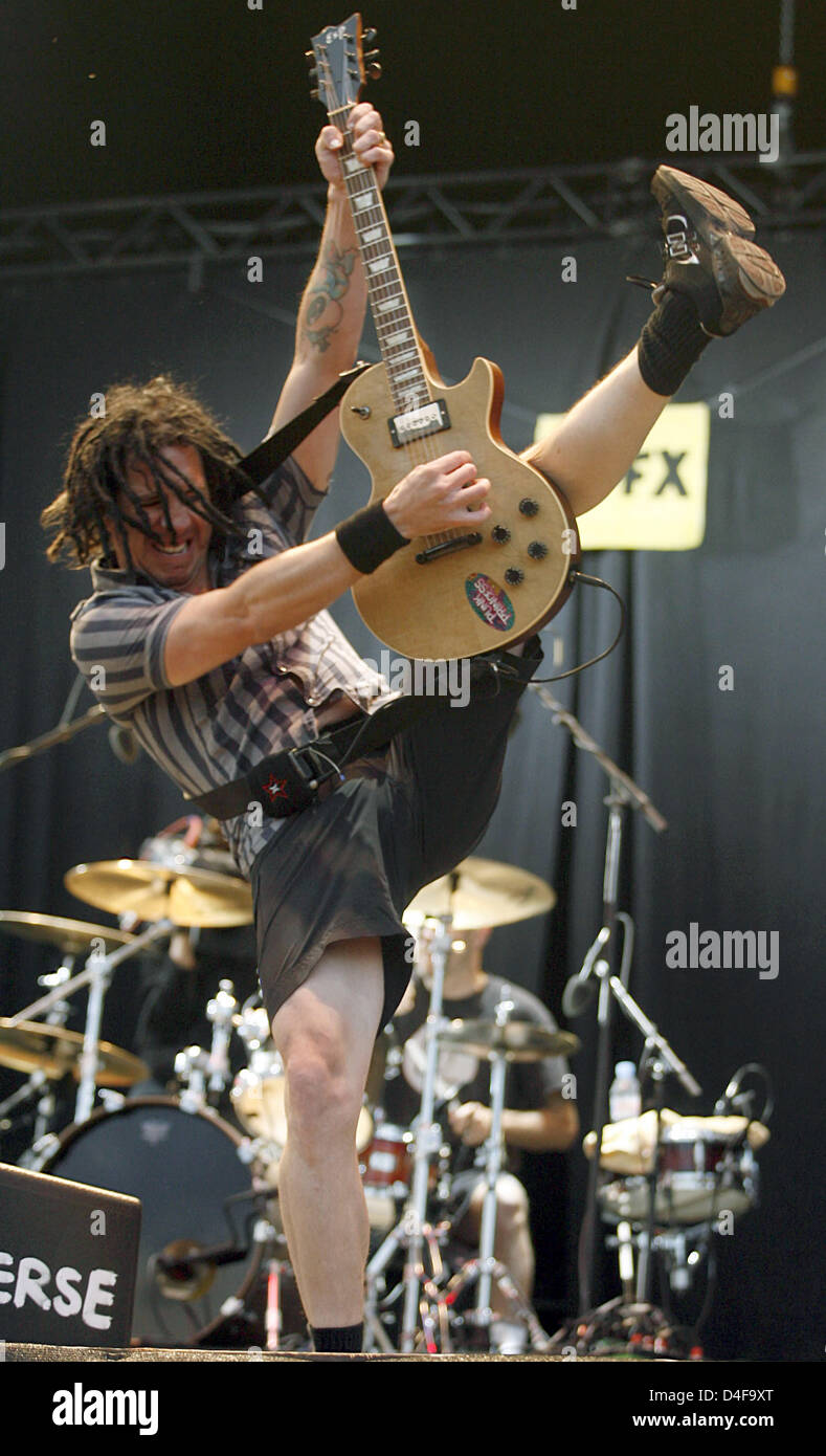 Gitarrist Eric Melvin der kalifornischen Punk-Rockband "NoFX" führt bei der Hurrikan-Open-Air-Festival in Scheeßel, Deutschland, 20. Juni 2008. Mehr als 60 Bands führen verschiedene Arten von Musik wie Rock, pop und Elektro Musik für drei Tage auf drei Bühnen. Rund 70.000 Besucher werden erwartet. Foto: Sebastian Widmann Stockfoto