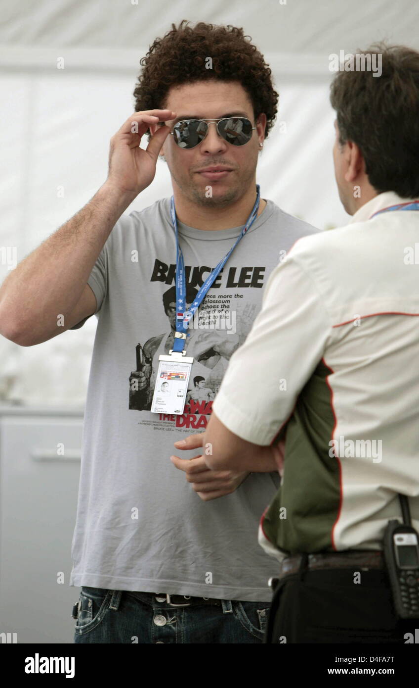 Brasilianische Fußballstar Ronaldo im Gespräch mit einer unbekannten Person in einem Zelt der FIA vor Beginn der das Formular eines französischen Grand Prix in Magny Cours-Rennen auf Sonntag, 22. Juni 2008 in der Nähe von Nevers in Frankreich verfolgen. Foto: Carmen Jaspersen Dpa +++ ### #dpa### +++ Stockfoto