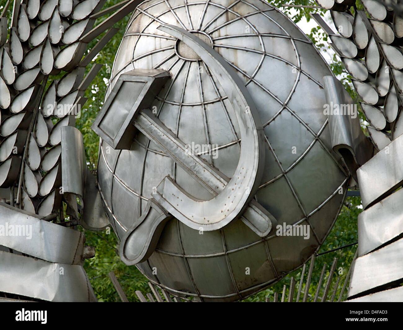 (Dpa-Datei) - sowjetischen Symbolen, die Girlande aus Mais und Hammer und Sichel sind Teil eines sowjetischen Denkmals befindet sich in einem Park in Moskau, Russland, 11. Mai 2008. In der ehemaligen Sowjetunion, targeting roten Sternen und Embleme mit Hammer, Sichel und Girlanden aus Mais ist ein erbitterten Streit ausgebrochen. Immer noch als heilig in Russland, diese Symbole wurden nun ausgeschlossen von der litauischen Regierung ein Stockfoto