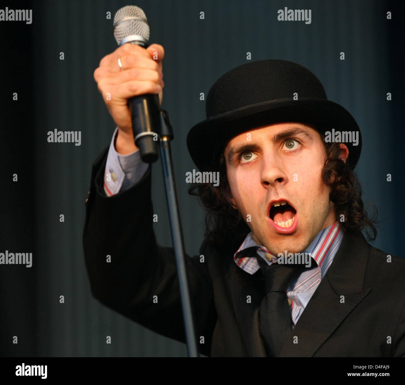 Lead-Sänger der britischen Band "Maximo Park" Paul Smith auf dem Southside Festival 2008 in Neuhausen Ob Eck, Deutschland, 22. Juni 2008 führt. 45.000 Besucher kamen zu das dreitägigen Musikfestival. Stilrichtungen der Musik reicht von Reggae, Hip-hop und Punk. Foto: Marc Müller Stockfoto