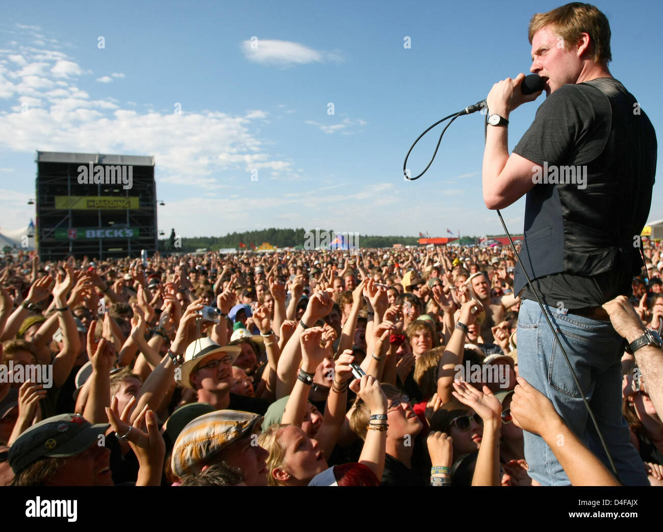 Sänger der britischen Band "Kaiser Chiefs" Ricky Wilson führt auf dem Southside Festival 2008 in Neuhausen Ob Eck, Deutschland, 22. Juni 2008. 45.000 Besucher kamen zu das dreitägigen Musikfestival. Stilrichtungen der Musik reicht von Reggae, Hip-hop und Punk. Foto: Marc Müller Stockfoto