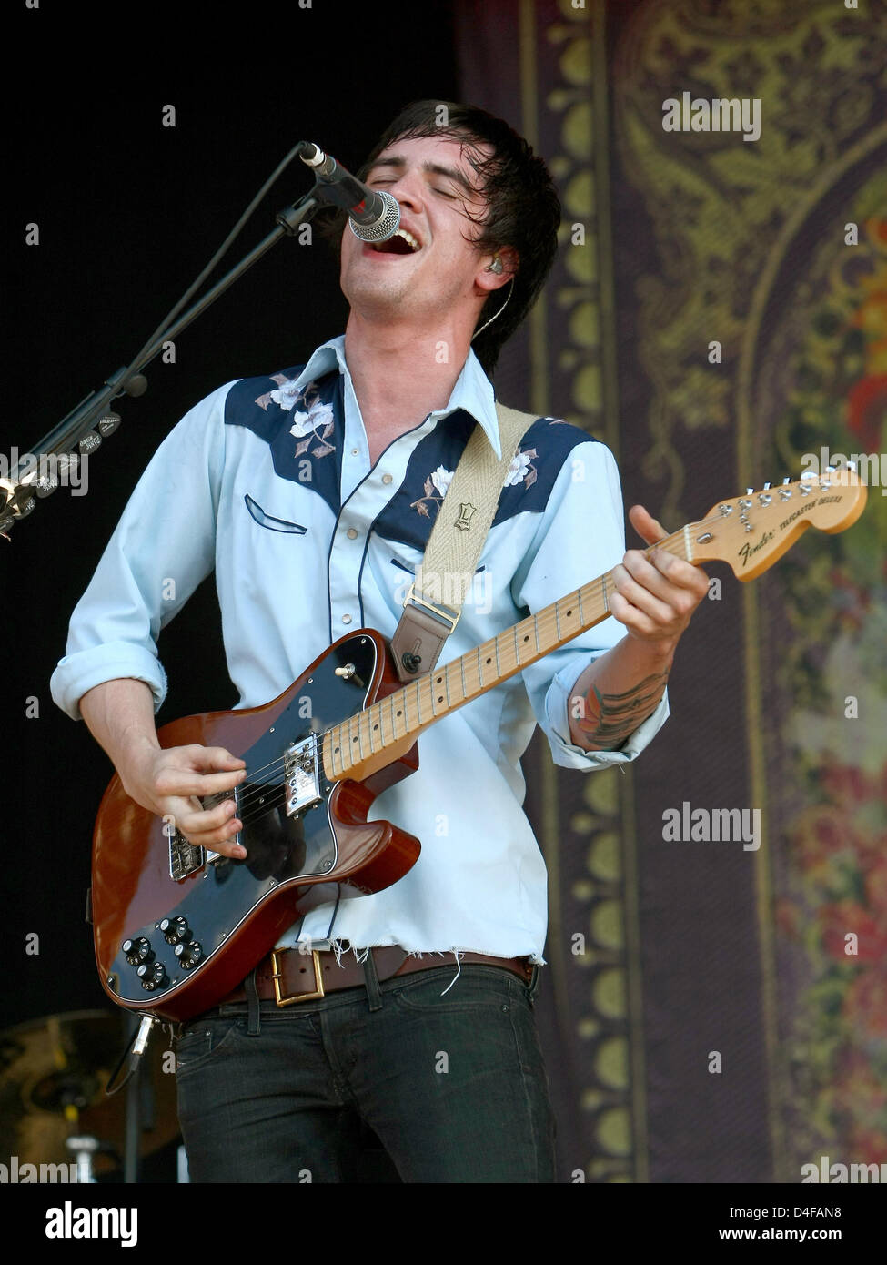 Lead-Sänger der US-Rock-Band, die "Panic at the Disco" Brendon Urie auf dem Southside Festival 2008 in Neuhausen Ob Eck, Deutschland, 22. Juni 2008 ausführt. 45.000 Besucher kamen zu das dreitägigen Musikfestival. Stilrichtungen der Musik reicht von Reggae, Hip-hop und Punk. Foto: Marc Müller Stockfoto