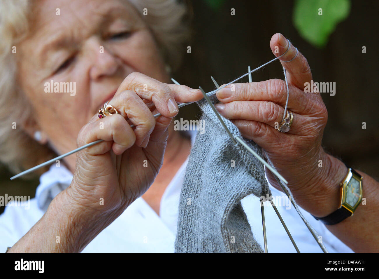 Ein 78 Jahre alten Rentner Knitts eine Socke mit vier Stricknadeln in Kaufbeuren, Deutschland, 20. Juni 2008. Foto: Karl-Josef Hildenbrand Stockfoto