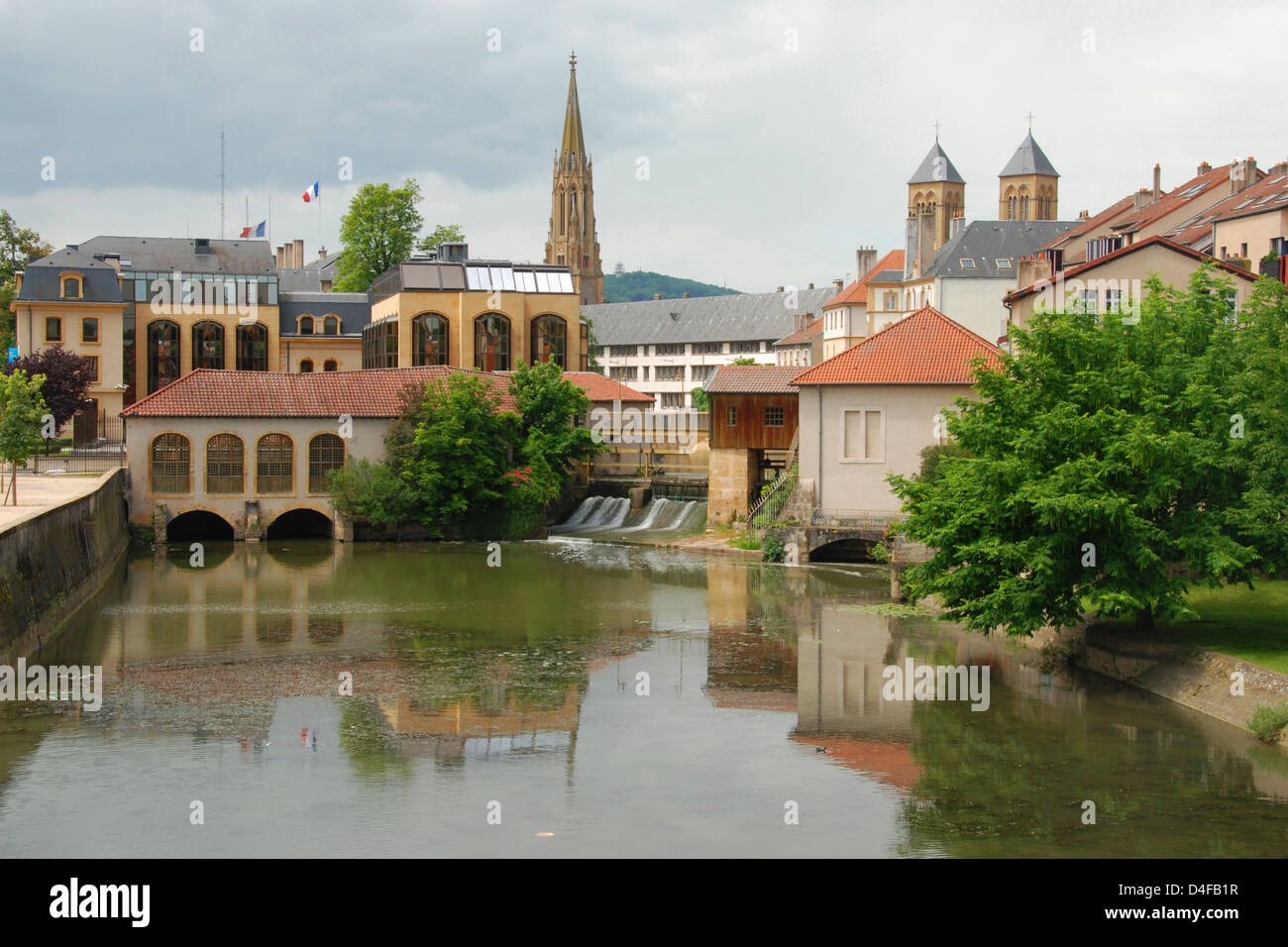 Gebäude von Metz, Frankreich, spiegelt sich in einem Nebenfluss des Flusses Mosel Stockfoto