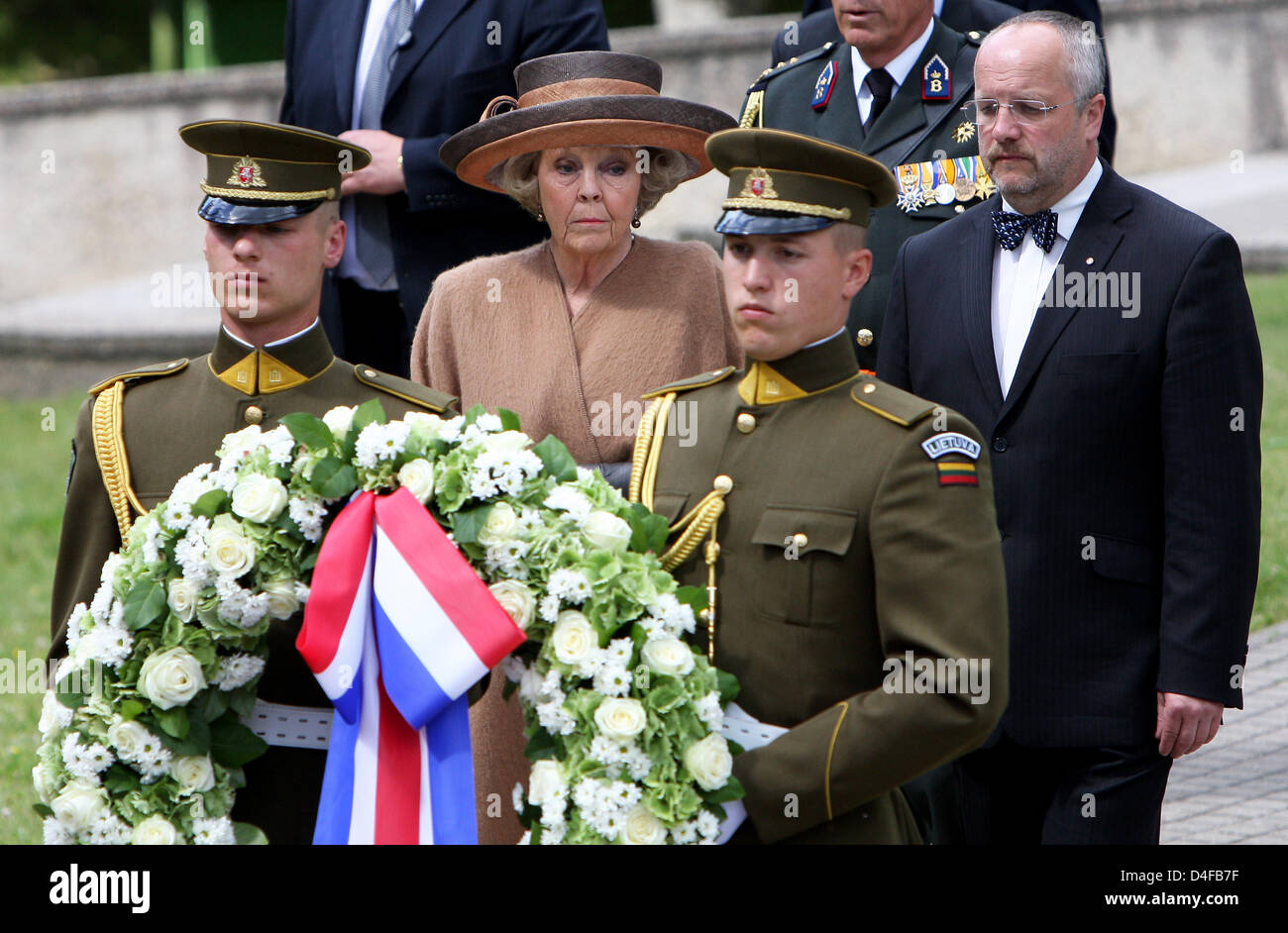 Königin Beatrix der Niederlande besucht Antakalnis Friedhof in Vilnius, Litauen, 24. Juni 2008. Besuchen Sie am gleichen Tag kamen Königin Beatrix für einen dreitägigen offiziellen. Foto: Patrick van Katwijk Stockfoto