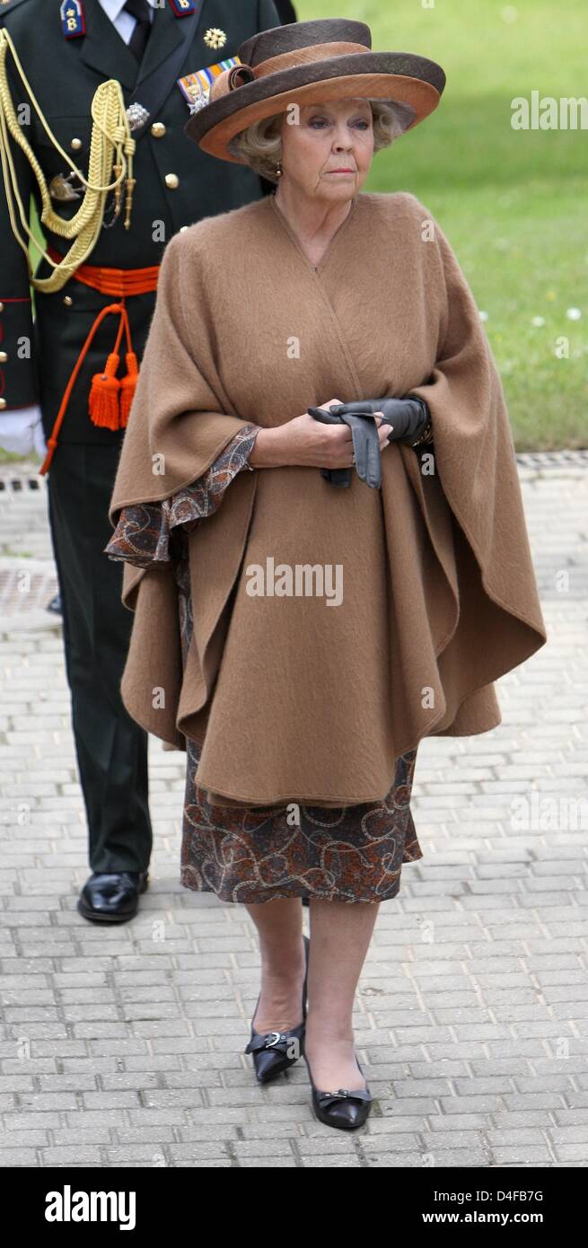 Königin Beatrix der Niederlande besucht Antakalnis Friedhof in Vilnius, Litauen, 24. Juni 2008. Besuchen Sie am gleichen Tag kamen Königin Beatrix für einen dreitägigen offiziellen. Foto: Patrick van Katwijk Stockfoto