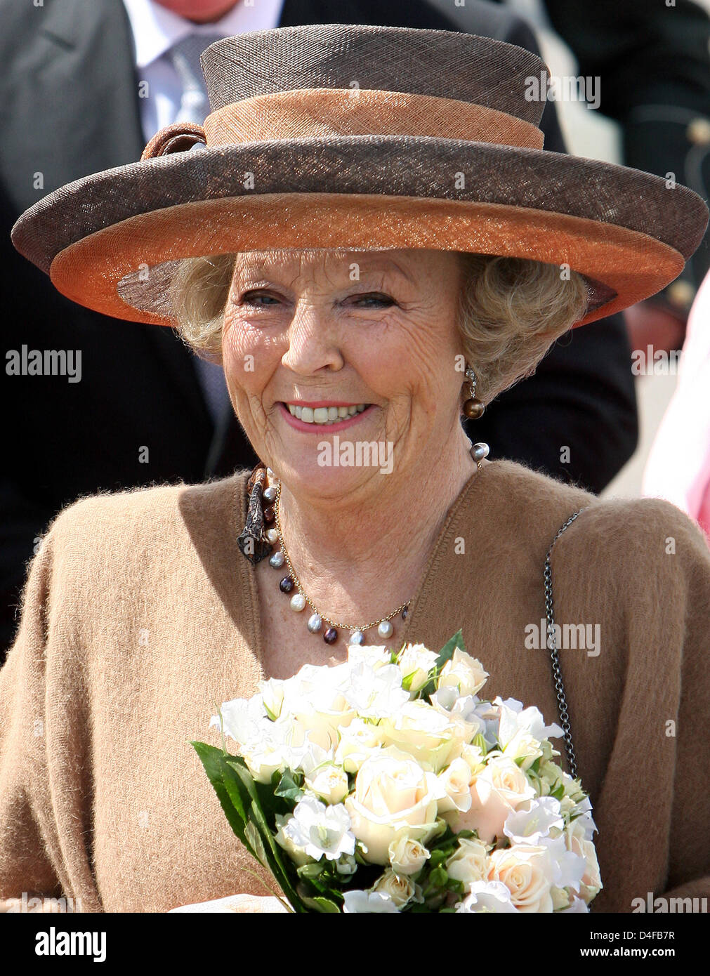 Königin Beatrix der Niederlande besucht Antakalnis Friedhof in Vilnius, Litauen, 24. Juni 2008. Besuchen Sie am gleichen Tag kamen Königin Beatrix für einen dreitägigen offiziellen. Foto: Patrick van Katwijk Stockfoto