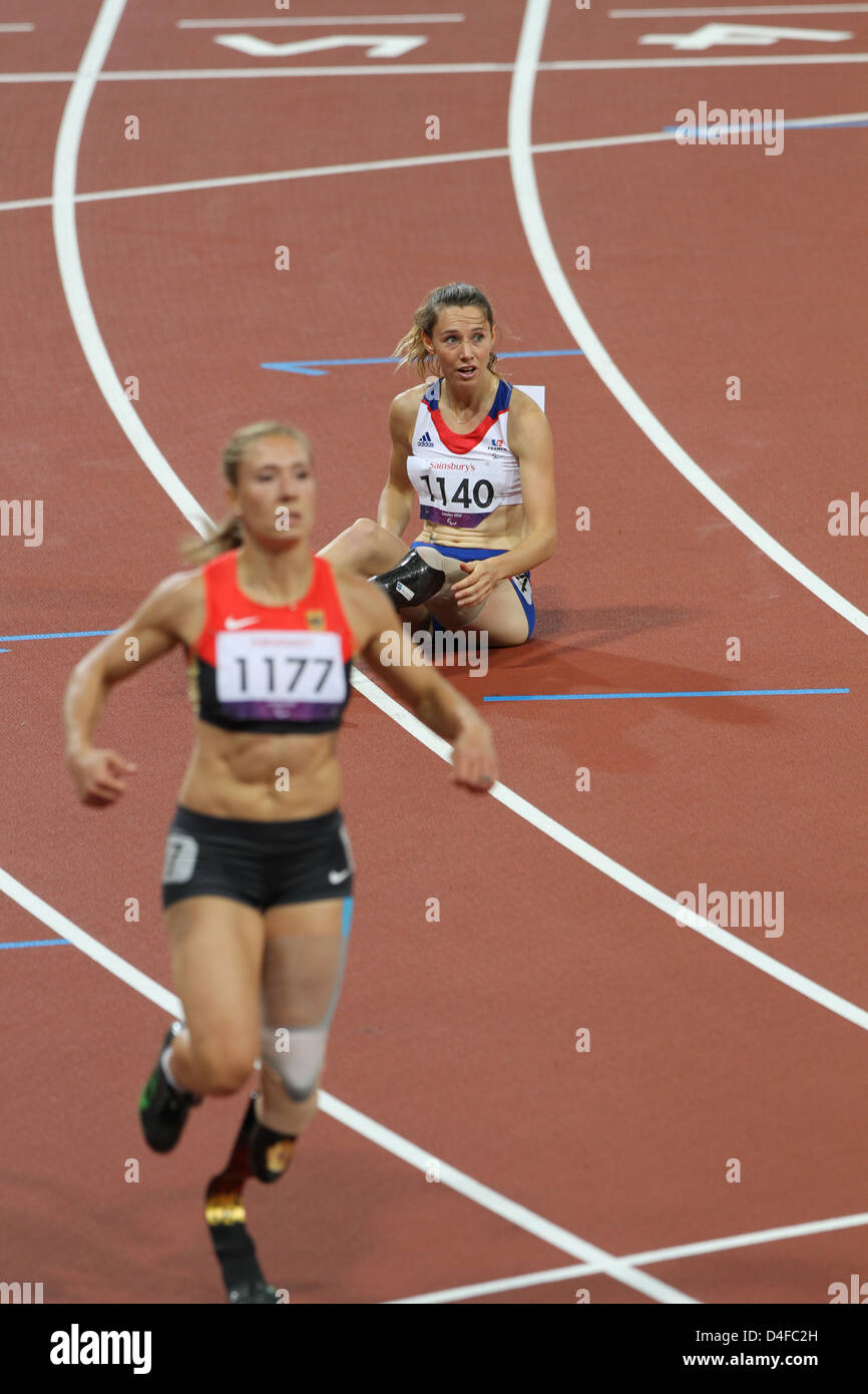 Marie-Amelie le Fur Frankreichs auf dem Boden trotz Gewinn der Goldmedaille im Damen 100m T44 auf London 2012 Paralympischen Spiele. Stockfoto