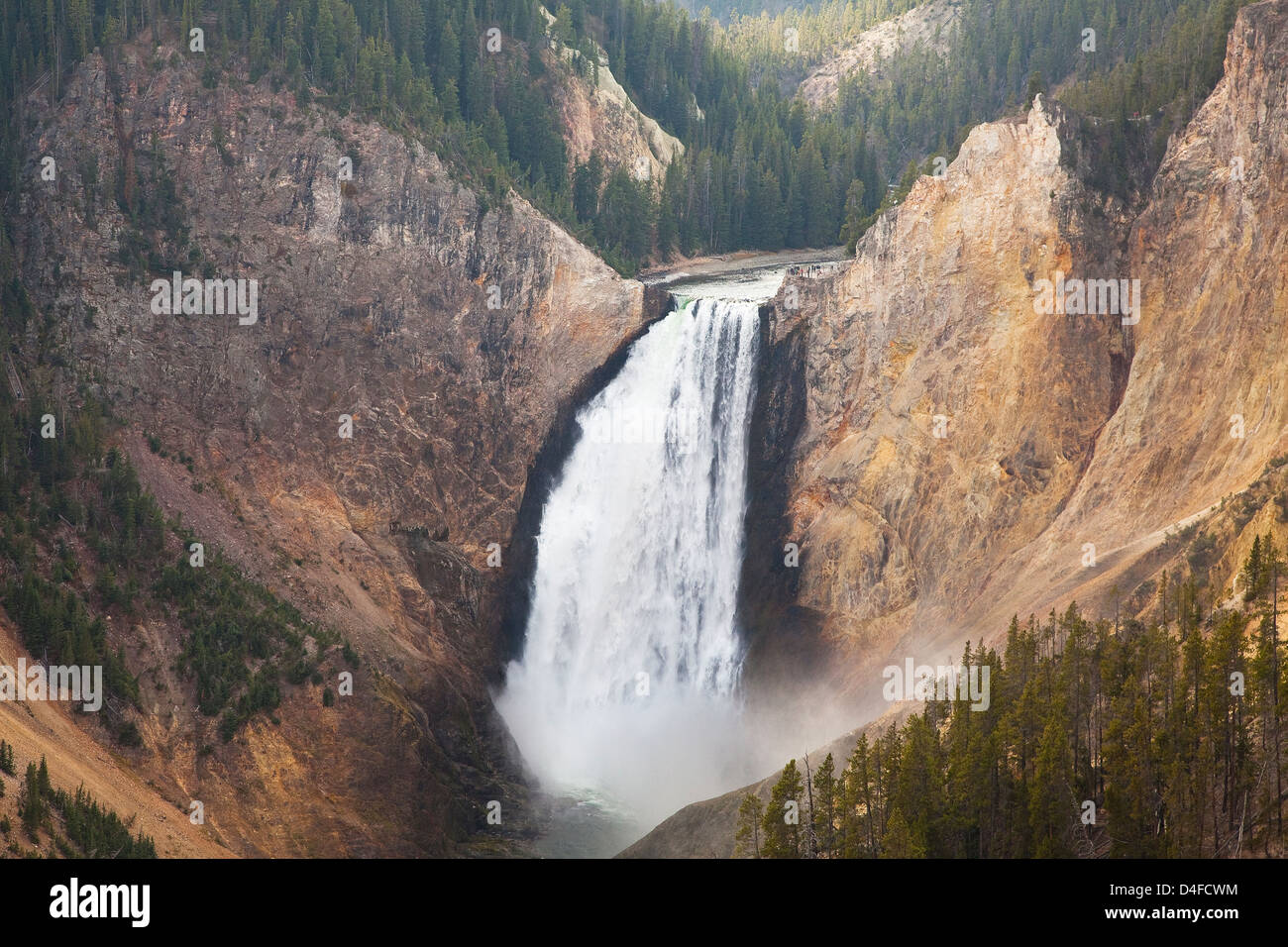 Luftaufnahme des Wasserfalls in Felsenschlucht Stockfoto