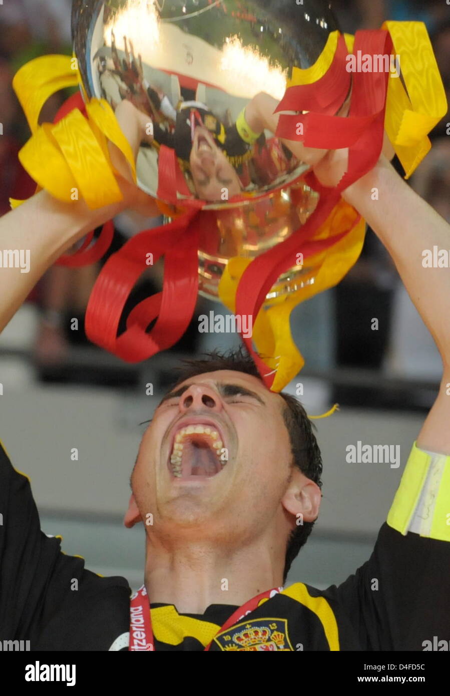 Iker Castillas Spaniens jubilates mit dem Cup nach der UEFA EURO 2008 Finale match zwischen Deutschland und Spanien im Ernst Happel Stadion in Wien, Österreich, 29. Juni 2008. Neue europäische Champion Spanien 0: 1 gewonnen. Foto: Achim Scheidemann Dpa + Bitte beachten Sie die UEFA Einschränkungen besonders im Hinblick auf Dia-Shows und "No Mobile Services" + +++(c) Dpa - Bildfunk +++ Stockfoto