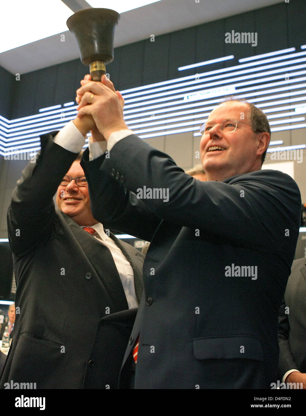 German Finance Minister Peer Steinbrueck (R) und der Vorsitzende der Frankfurter Wertpapierbörse, Reto Francioni, klingeln Sie traditionelle während der DAX (deutscher Aktienindex) Jubiläum feiern 20. in Frankfurt Main, Deutschland, 1. Juli 2008. DAX zählt zu den wichtigsten Aktienindizes der Welt. Foto: Uwe Anspach Stockfoto