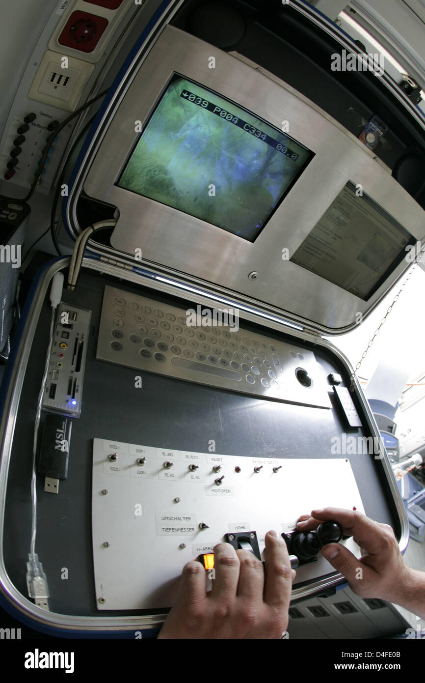 Ein Mann betreibt eine remote gesteuerten Roboter (ROV "Remote bedienen Fahrzeug") mit einem Bildschirm und einem Joystick an Bord ein Bootes von der Wasser-Rettung-Abteilung des Deutschen Roten Kreuzes ("Deutsches Rotes Kreuz" (DRK)) am See "Brombachsee" in Pleinfeld, Deutschland, 21. Juni 2008. Der Roboter kann bis zu einer Tiefe von 200 m aufgebraucht werden. Foto: DANIEL KARMANN Stockfoto