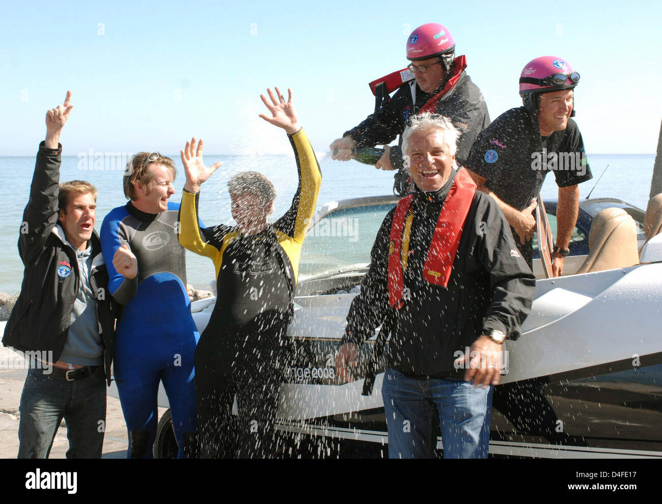 Das Team der deutschen Geschäftsmann Hans Georg Naeder und britischen Kapitän Henry Hawkins feiert nach der Überquerung des Ärmelkanals zwischen Dover und Calais im Amphibienfahrzeug "Tonic" in Dover, Great Britain, 1. Juli 2008. Naeder und Hawkins gegründet eine neuen Weltrekordzeit für die 34km lange Ärmelkanal Überquerung in 74 min 20 sec. Sie schlugen Bransons (Gründer o Stockfoto