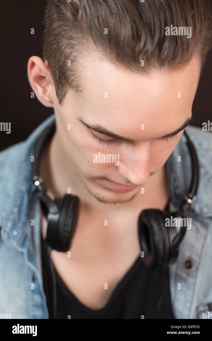 Porträt einer selbstbewusst und unbeschwerte junge Männchen mit Kopfhörern. Stockfoto