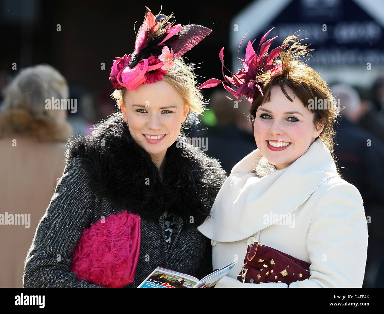 13.03.2013 Cheltenham, England. Damen verkleiden sich am zweiten Tag (Damentag) von Cheltenham National Hunt Festival. Stockfoto