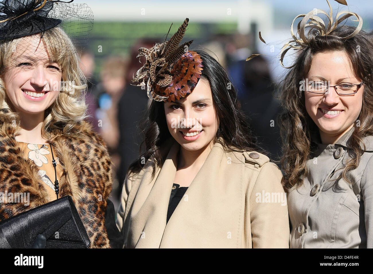 13.03.2013 Cheltenham, England. Damen verkleiden sich am zweiten Tag (Damentag) von Cheltenham National Hunt Festival. Stockfoto