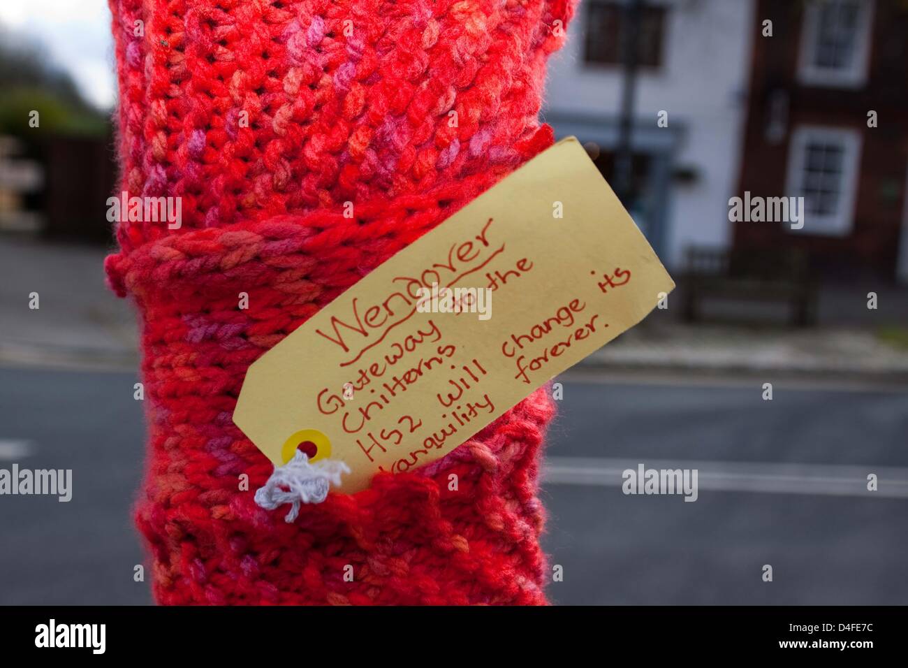 Wendover, UK. 13. März 2013. Über Nacht wurde ein Baum in Wendover "Strick-bombardiert" aus Protest gegen die vorgeschlagene HS2-Bahnverbindung. Bildnachweis: Andrew Spiers / Alamy Live News Stockfoto