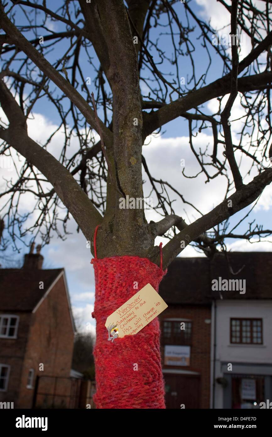 Wendover, UK. 13. März 2013. Über Nacht wurde ein Baum in Wendover "Strick-bombardiert" aus Protest gegen die vorgeschlagene HS2-Bahnverbindung. Bildnachweis: Andrew Spiers / Alamy Live News Stockfoto
