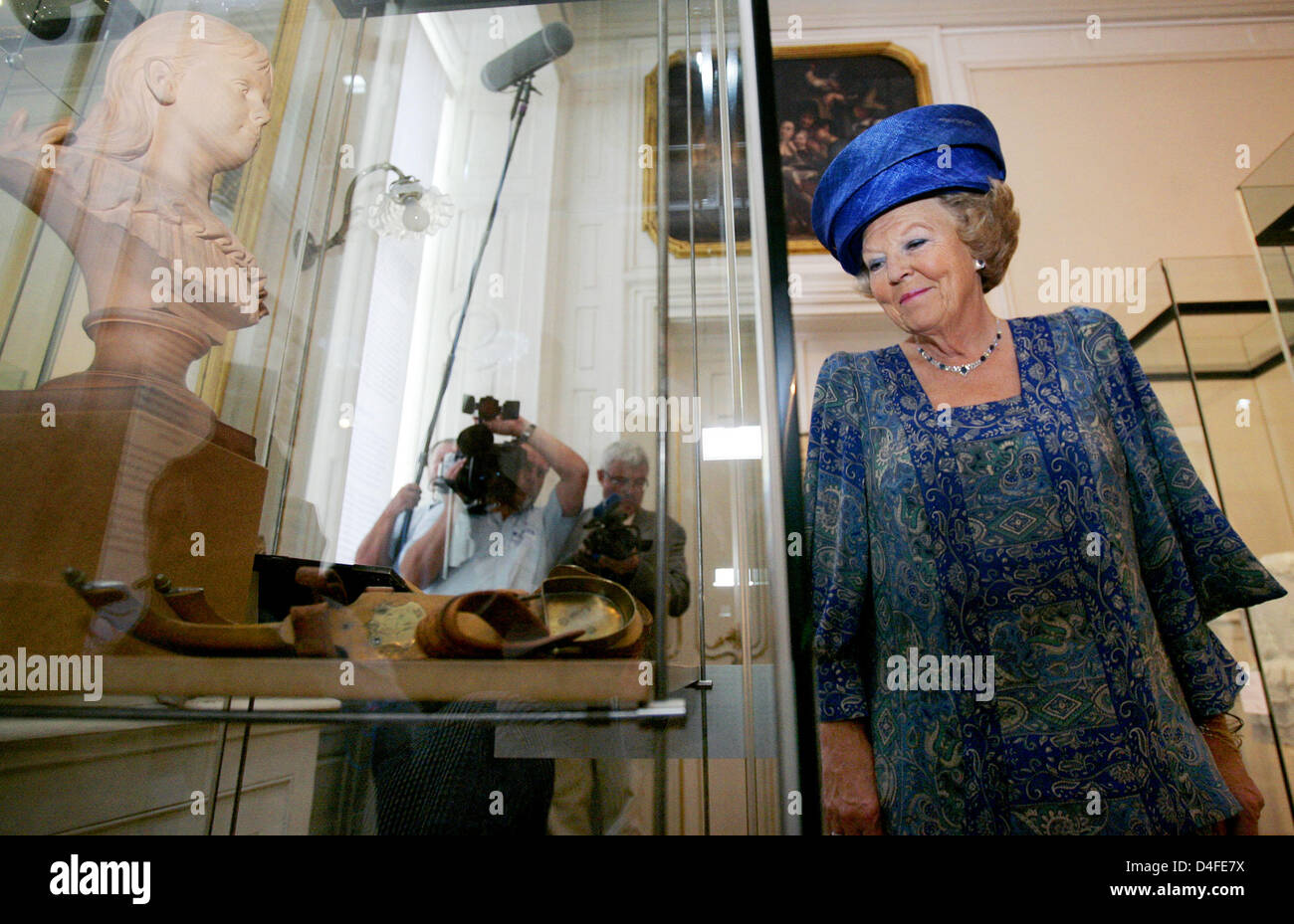 Königin Beatrix der Niederlande besucht die Ausstellung auf ihrer Urgroßmutter, Prinzessin Emma von Waldeck und Pyrmont, Schloss der Kurfürst Prince ("Kurfuerstliches Schloss") in Bad Arolsen, Deutschland, 3. Juli 2008. Foto: FRANK Mai Stockfoto