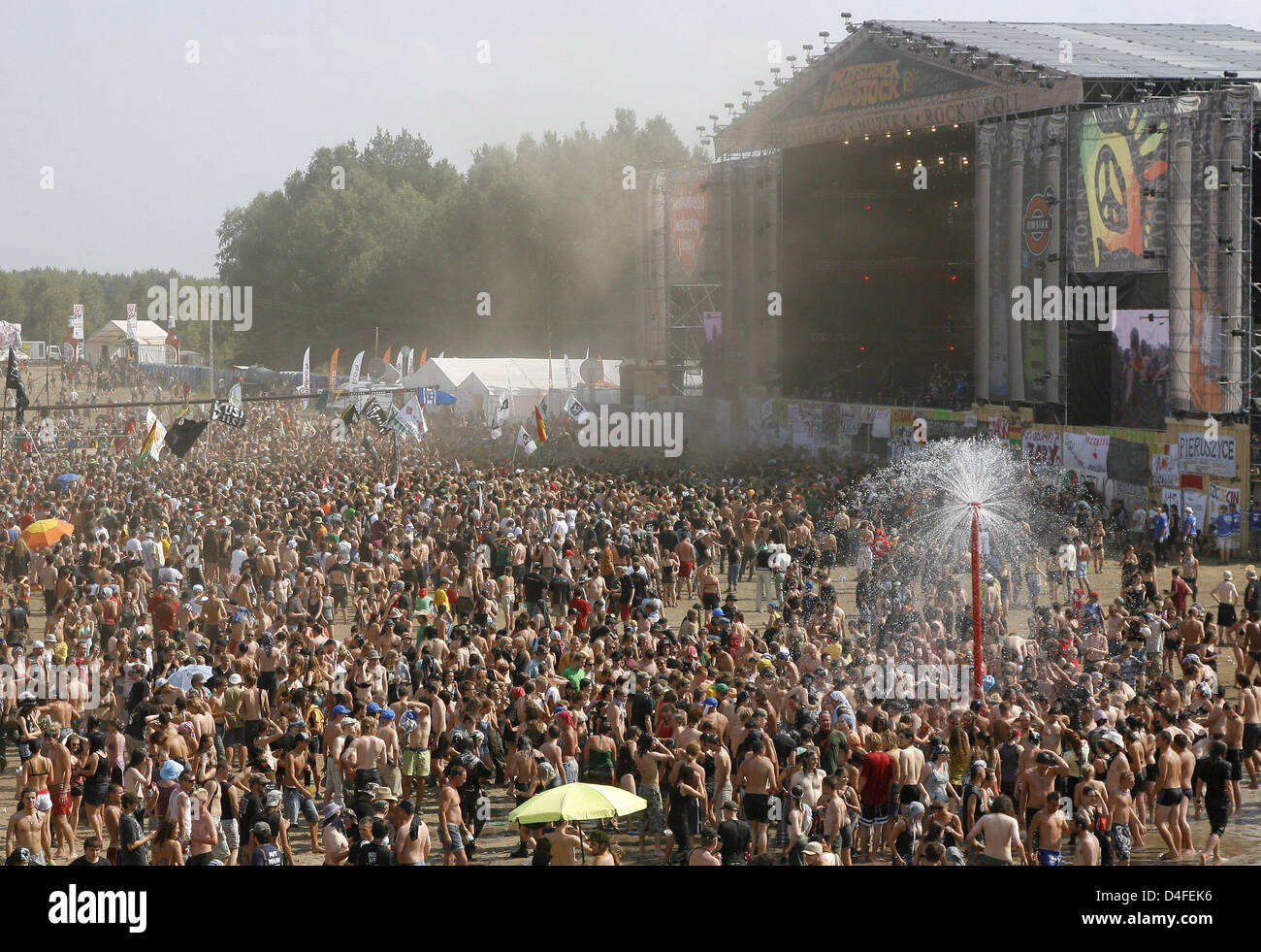 Jugendliche sind das Rock-Festival "Haltestelle Woodstock" in Kostrzyn, Polen, 1. August 2008 abgebildet. Die polnischen Stiftung WOSP (große Orchester der Weihnachtshilfe) organisiert die gratis dreitägige open-air Festival zum 14. Mal in ein ehemaliges Militärgebiet nahe der deutsch-polnischen Grenze. Mehr als 150.000 Besucher erwartet. Einige 40 Bands aus Deutschland, Schweden, Pol Stockfoto