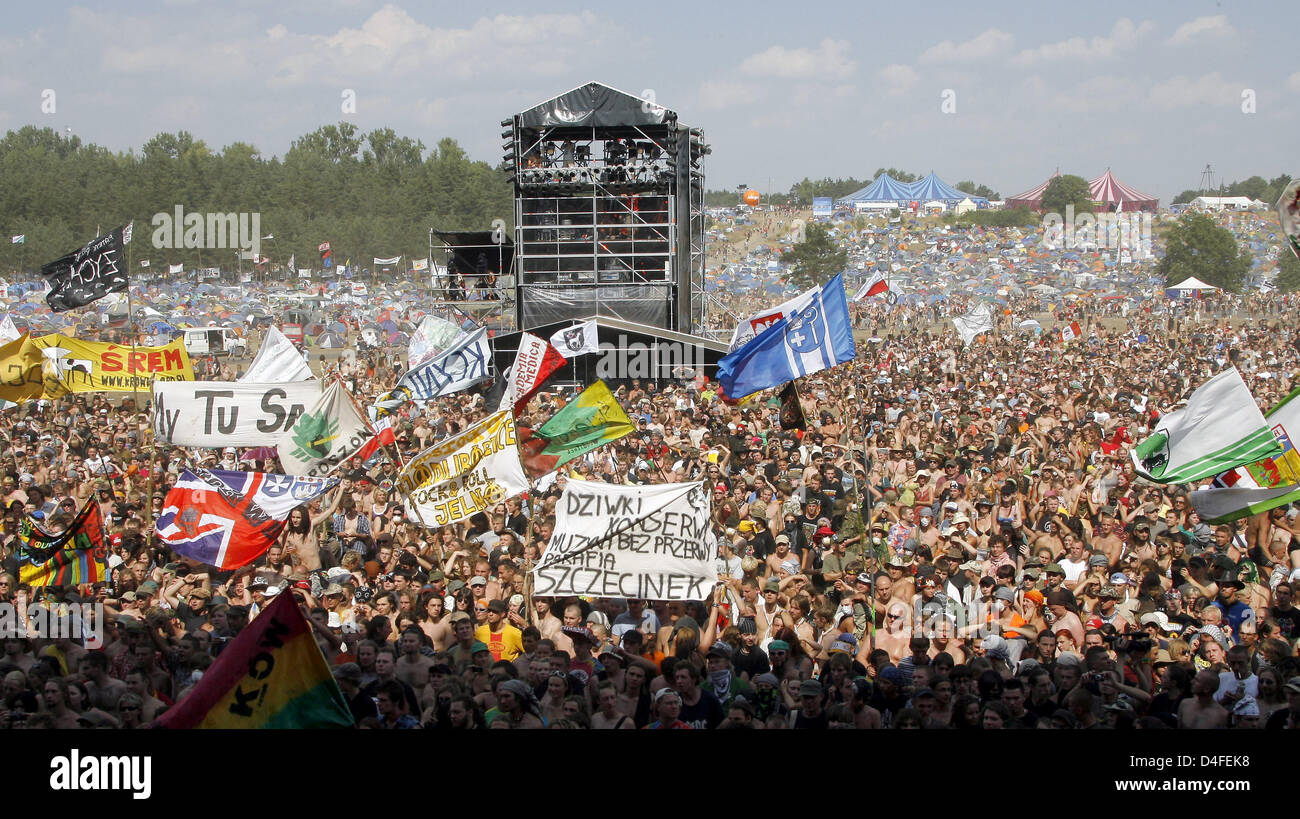 Überfüllten Besucher sind das Rock-Festival "Haltestelle Woodstock" in Kostrzyn, Polen, 1. August 2008 abgebildet. Die polnischen Stiftung WOSP (große Orchester der Weihnachtshilfe) organisiert die gratis dreitägige open-air Festival zum 14. Mal in ein ehemaliges Militärgebiet nahe der deutsch-polnischen Grenze. Mehr als 150.000 Besucher erwartet. Einige 40 Bands aus Deutschland, Swed Stockfoto