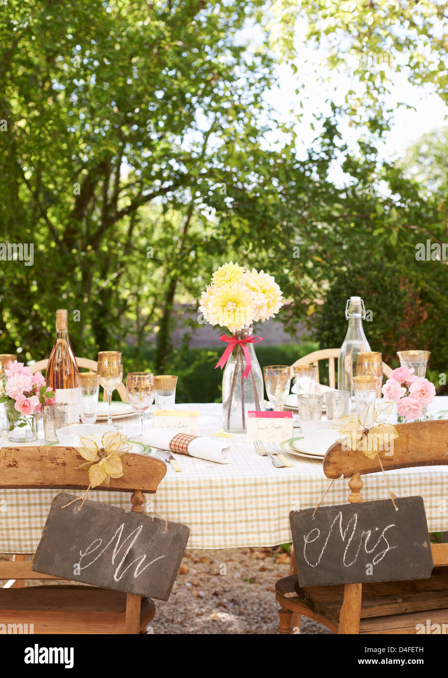 Tischdekoration für die Hochzeitsfeier im freien Stockfoto