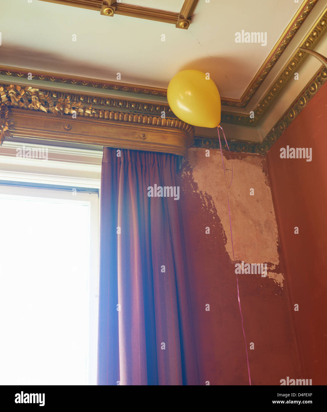 Ballon schwebt in kunstvollen Zimmerecke Stockfoto