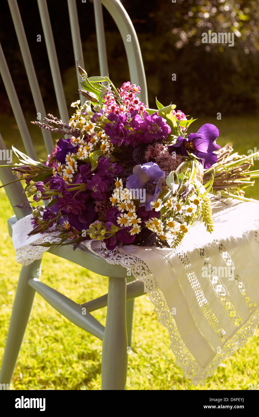 Blumenstrauß in Stuhl im freien Stockfoto