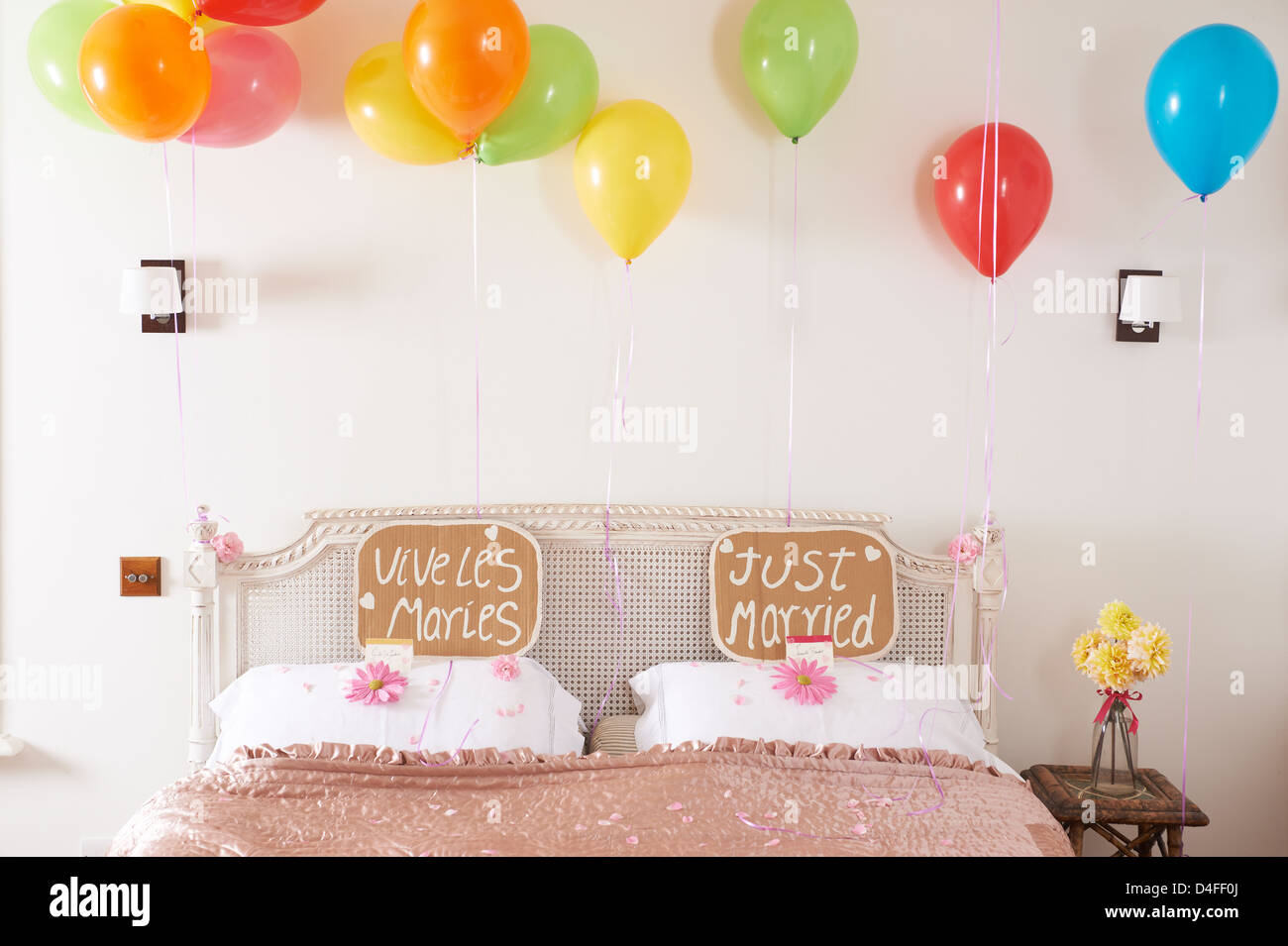 Ehebett mit Luftballons und Zeichen verziert Stockfoto