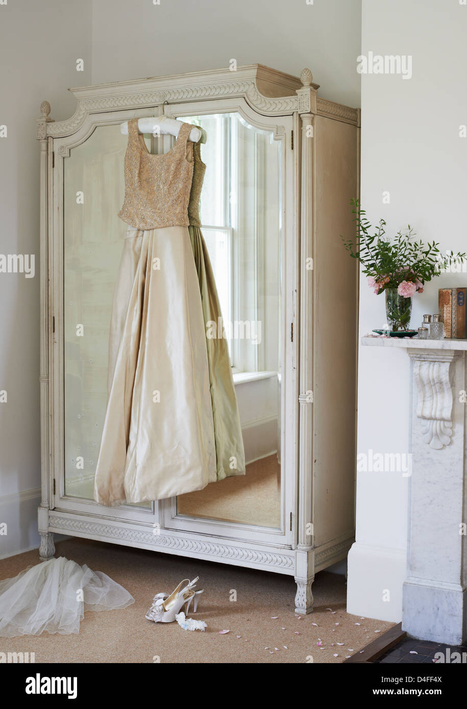 Brautkleid von Kleiderschrank hängen Stockfoto
