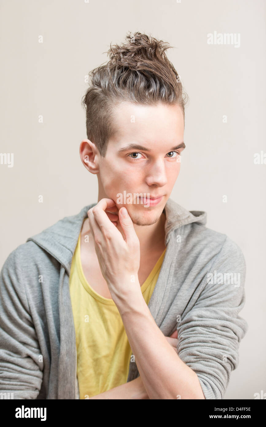 Porträt des jungen Erwachsenen Mann mit stimmungsvollen Ausdruck tragen legere Kleidung Stockfoto