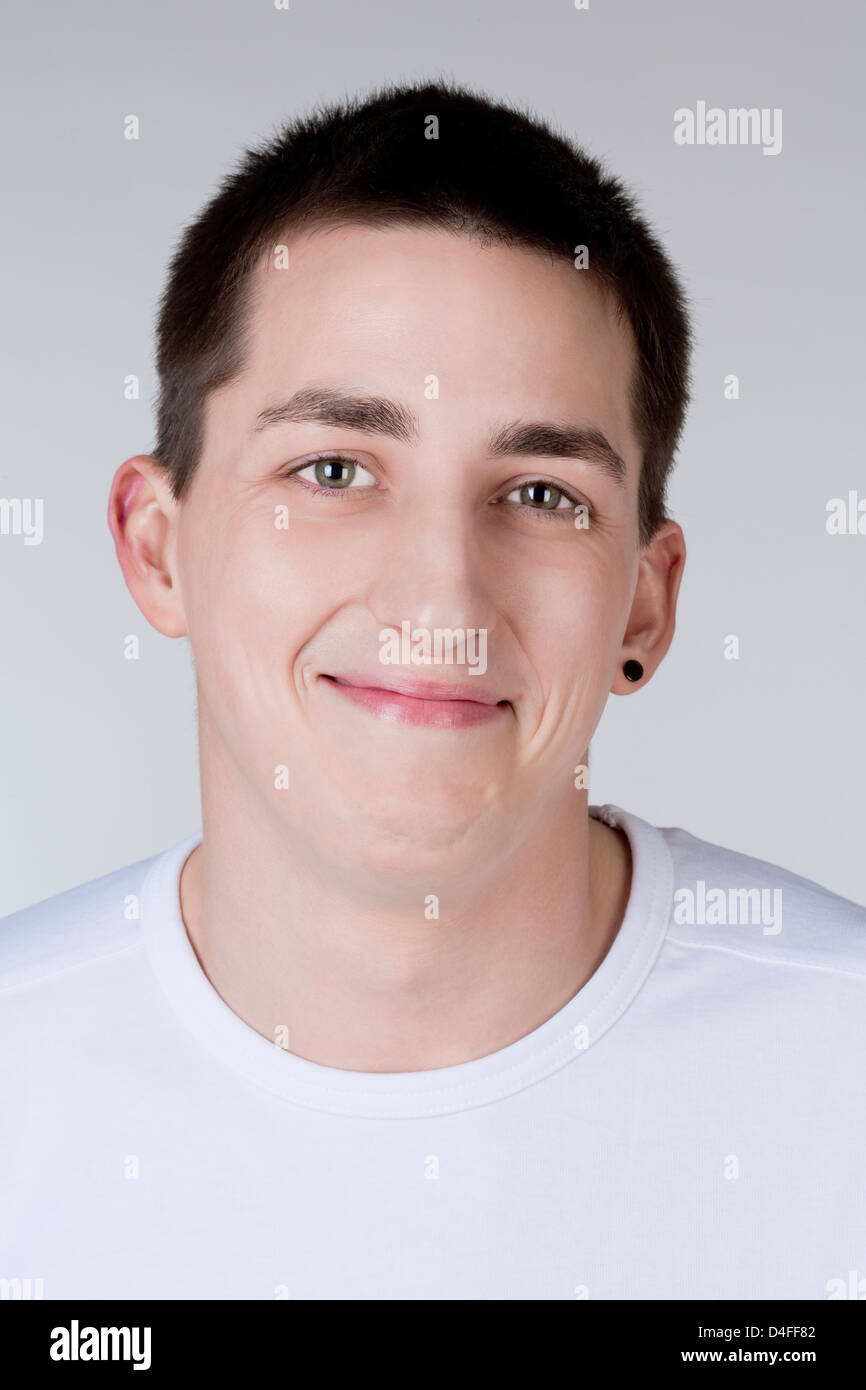 Porträt eines jungen Mannes mit dunklem Haar Lächeln Stockfoto