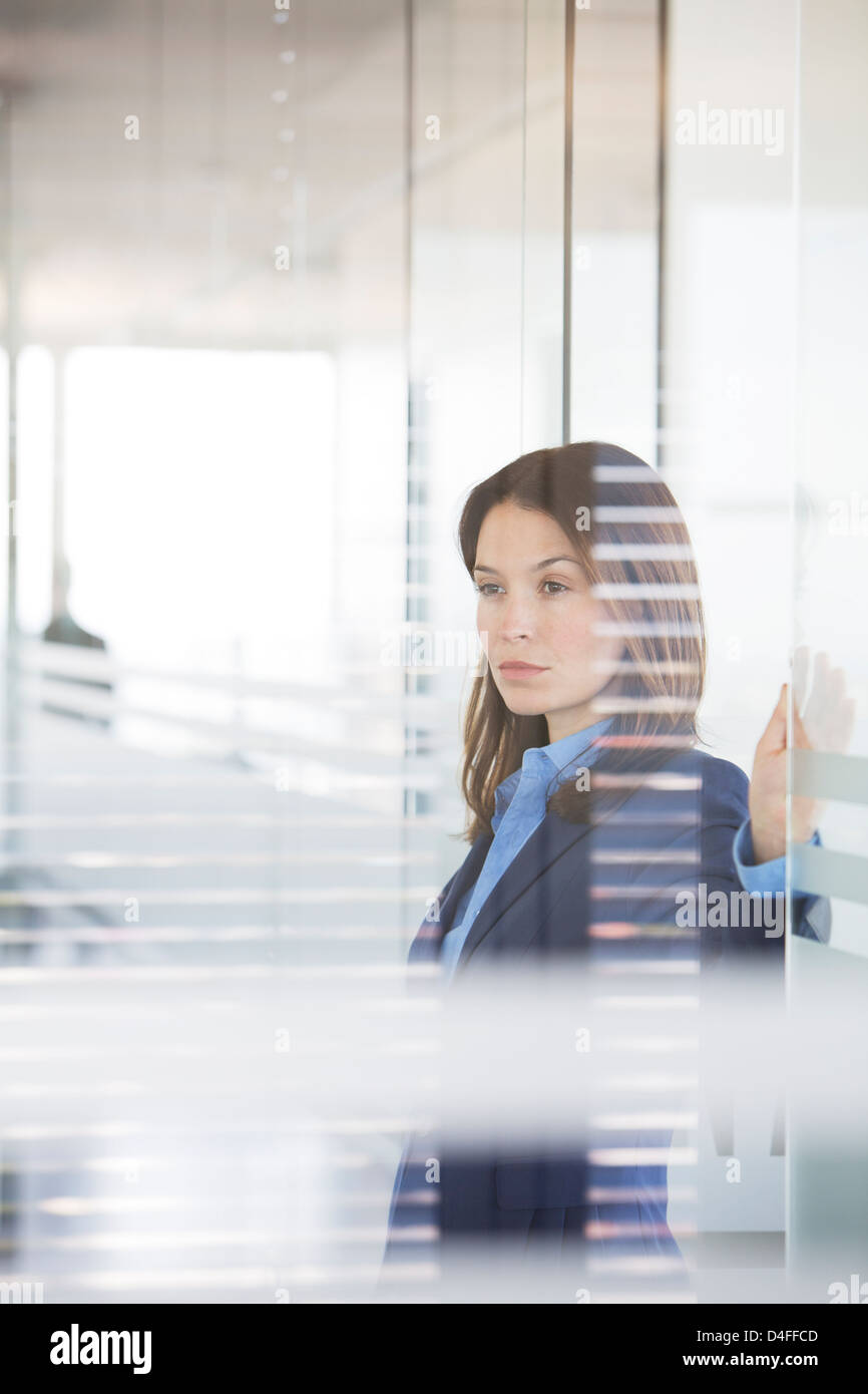 Geschäftsfrau im Büro Flur stehen Stockfoto