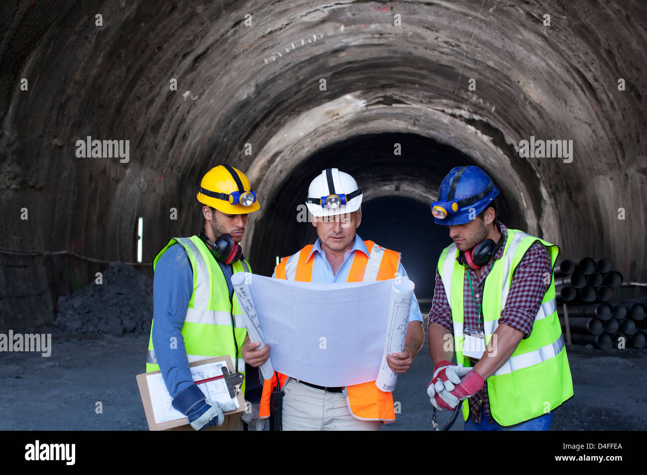 Arbeitnehmer und Unternehmer mit Blaupausen im tunnel Stockfoto