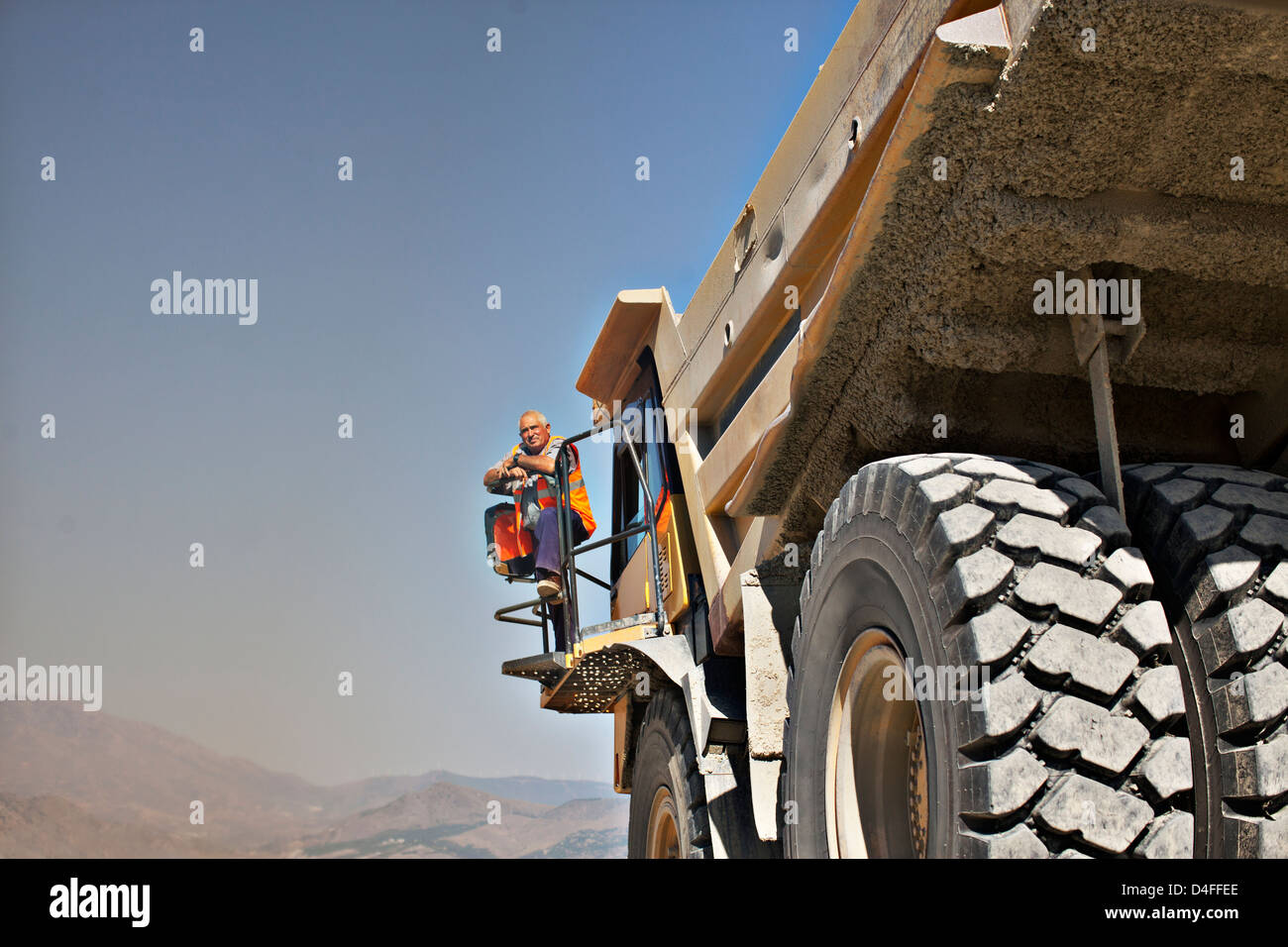 Arbeitnehmer, die auf Maschinen stehen Stockfoto