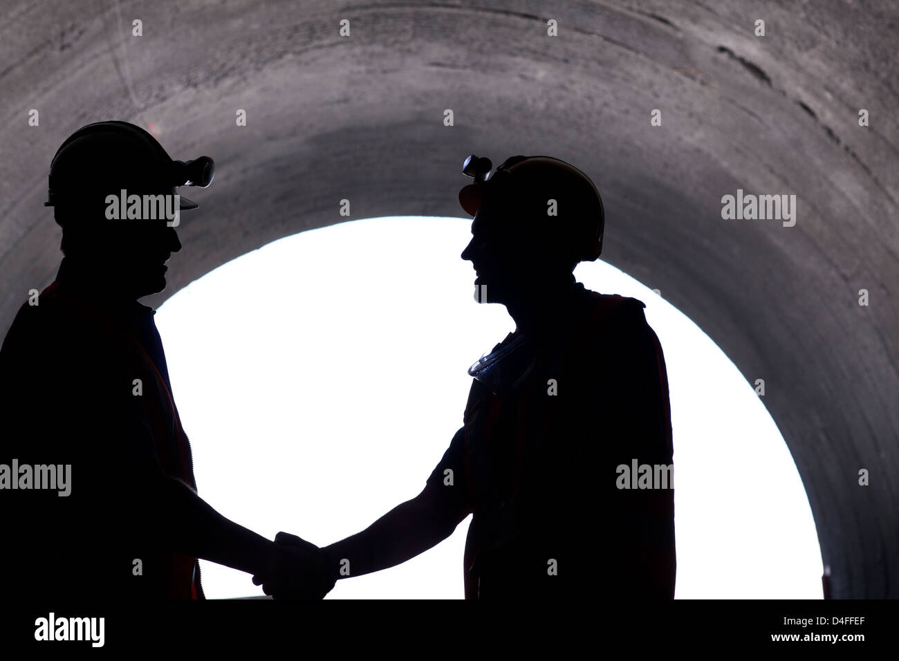 Silhouette der Arbeitnehmer Händeschütteln im tunnel Stockfoto