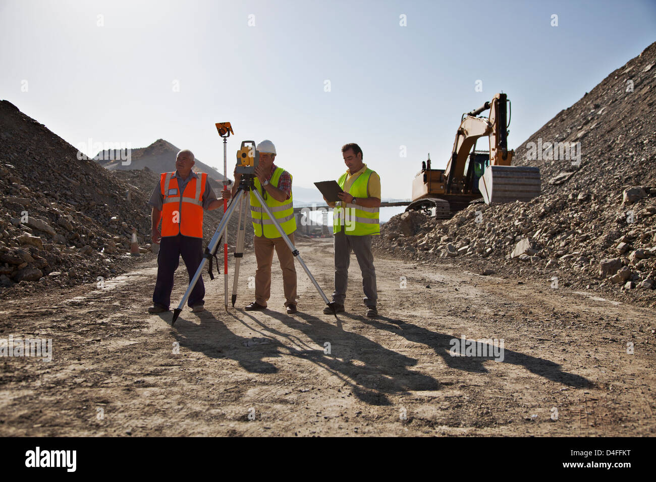 Arbeitnehmer mit Nivellierung Maschinen im Steinbruch Stockfoto